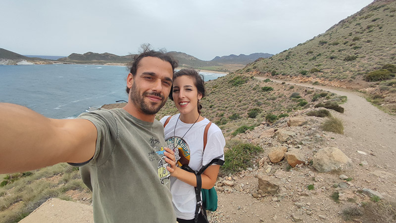 Marco y Ana en el sendero hacia la Playa de Los Genoveses