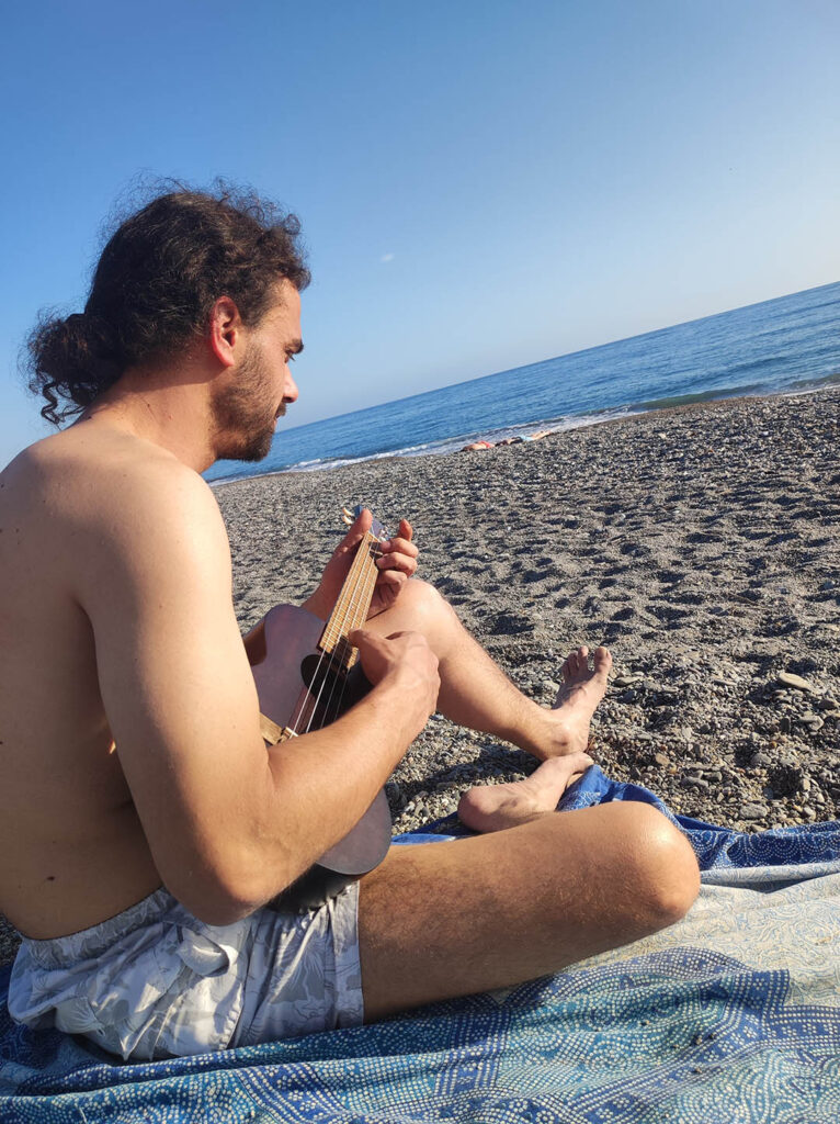 Tocando el ukelele en la playa - Salobreña