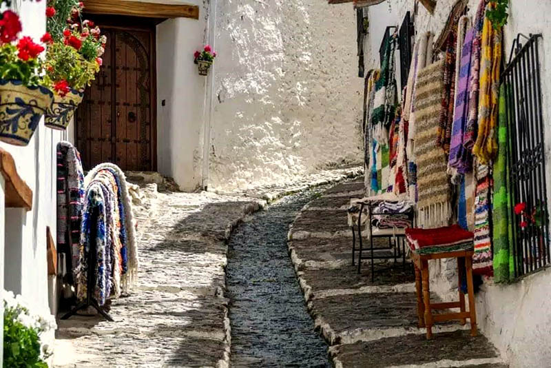 Agua corriendo por calle de Pampaneira