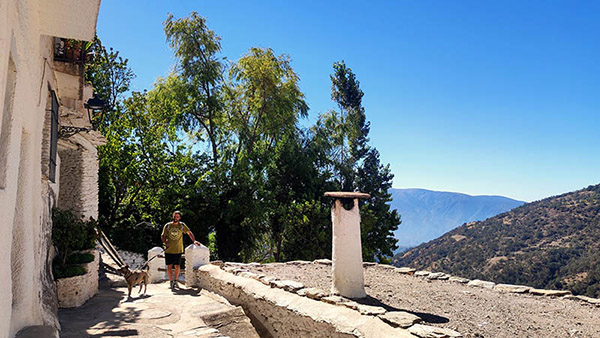 Vistas desde una calle de Capileira