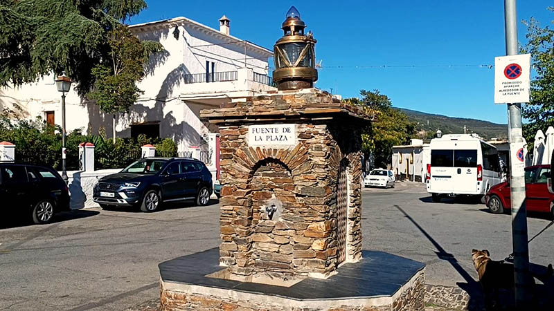 Fuente de la Plaza y Faro de Pitres