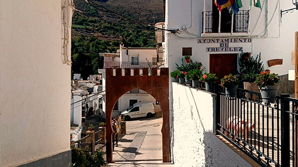 Arco de los moros y cristianos del Ayuntamiento de Trevélez 