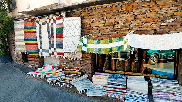 Artesanías en la Plaza Francisco Abellán - Qué ver en el Barrio Bajo de Trevélez