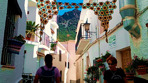 Calle de Trevélez decorada con ganchillo