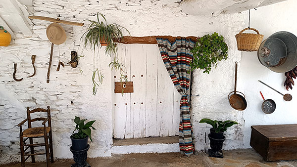 Fachada de una casa típica de la Alpujarra - Qué ver en el Barrio Alto de Trevélez