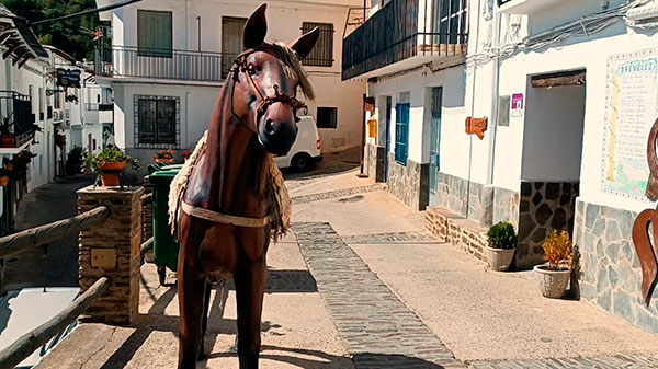 Figura de un caballo en el Ayuntamiento de Trevélez