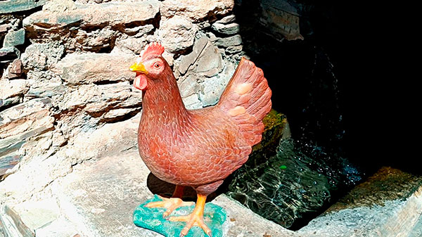 Figura de una gallina en los lavaderos antiguos - Qué ver en el Barrio Bajo de Trevélez