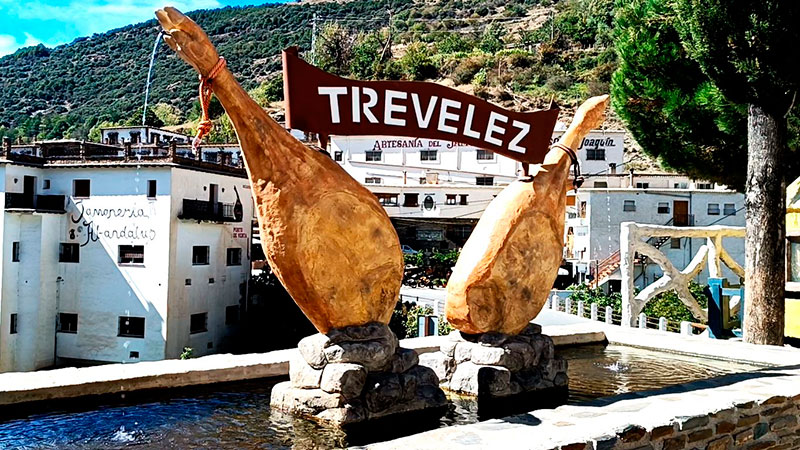 Fuente Jamones de Trevélez - Qué ver en el Barrio Bajo de Trevélez