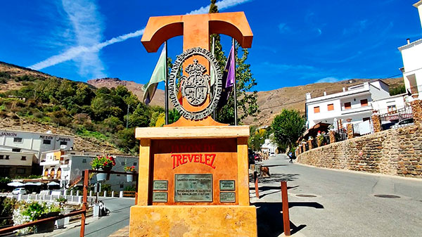 Monumento al jamón de Trevélez premiado por la reina Isabel II